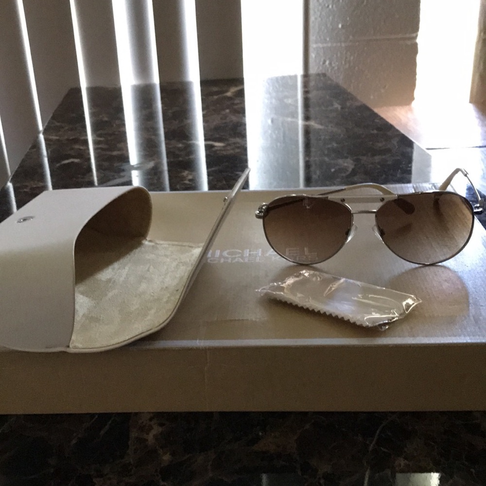 Vintage 90’s Michael Kors aviator sunglasses with original case - Picture 16 of 16